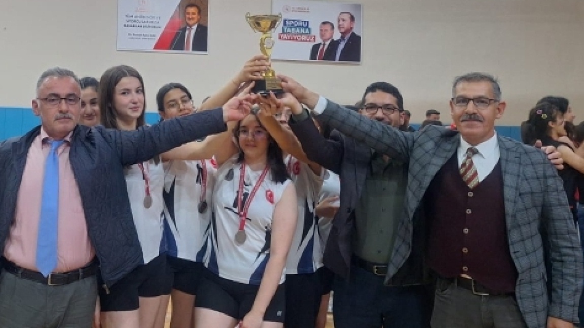 Şampiyonların Okulu: Malatya Mehmet Ali Aydınlar Fen Lisesi'nin İlk Kupası Kız Voleybol Takımından Geldi