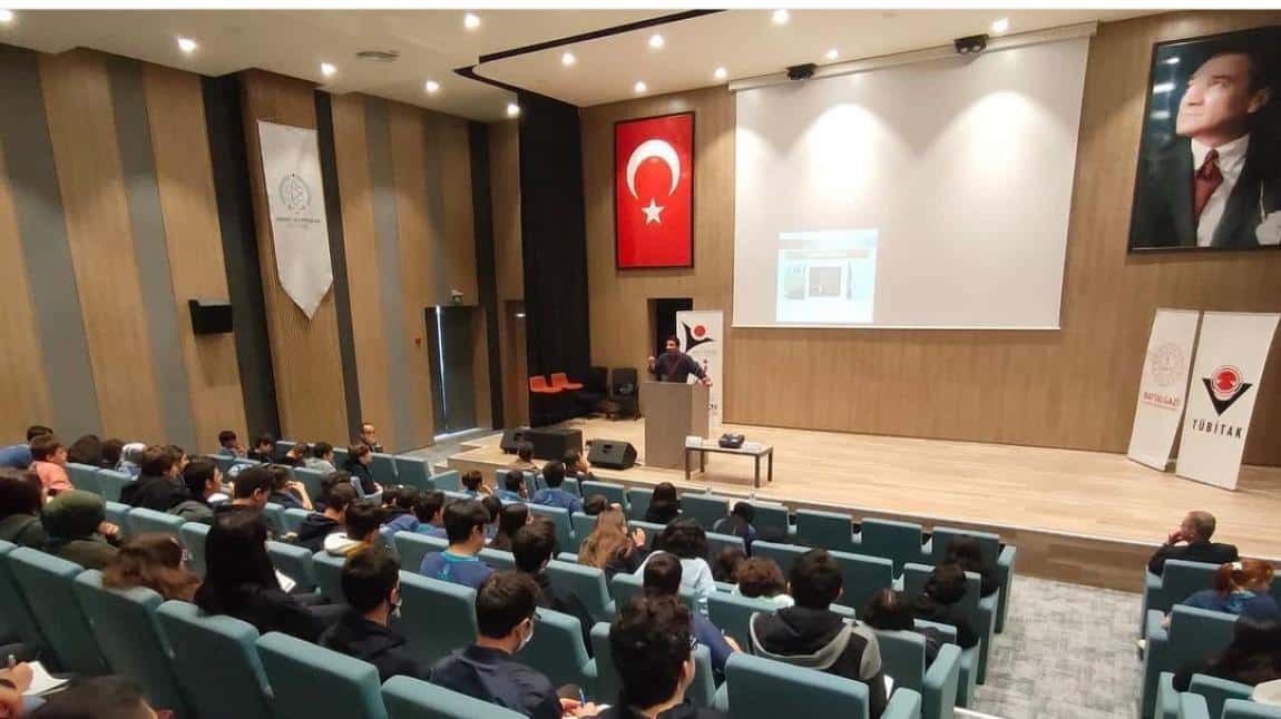 Battalgazi Bilim Şenliği kapsamında yürütülen seminerlerden biri, Prof. Dr. Nihat ŞAD ve Prof. Dr. Niyazi ÖZER hocalarımızın katılımıyla okulumuzda gerçekleştirildi.